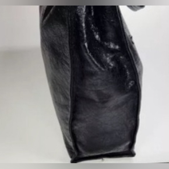 Valentino Garavani Black Cracked Leather Rockstud Turnlock Open Top Shopper Tote - Picture 4 of 7